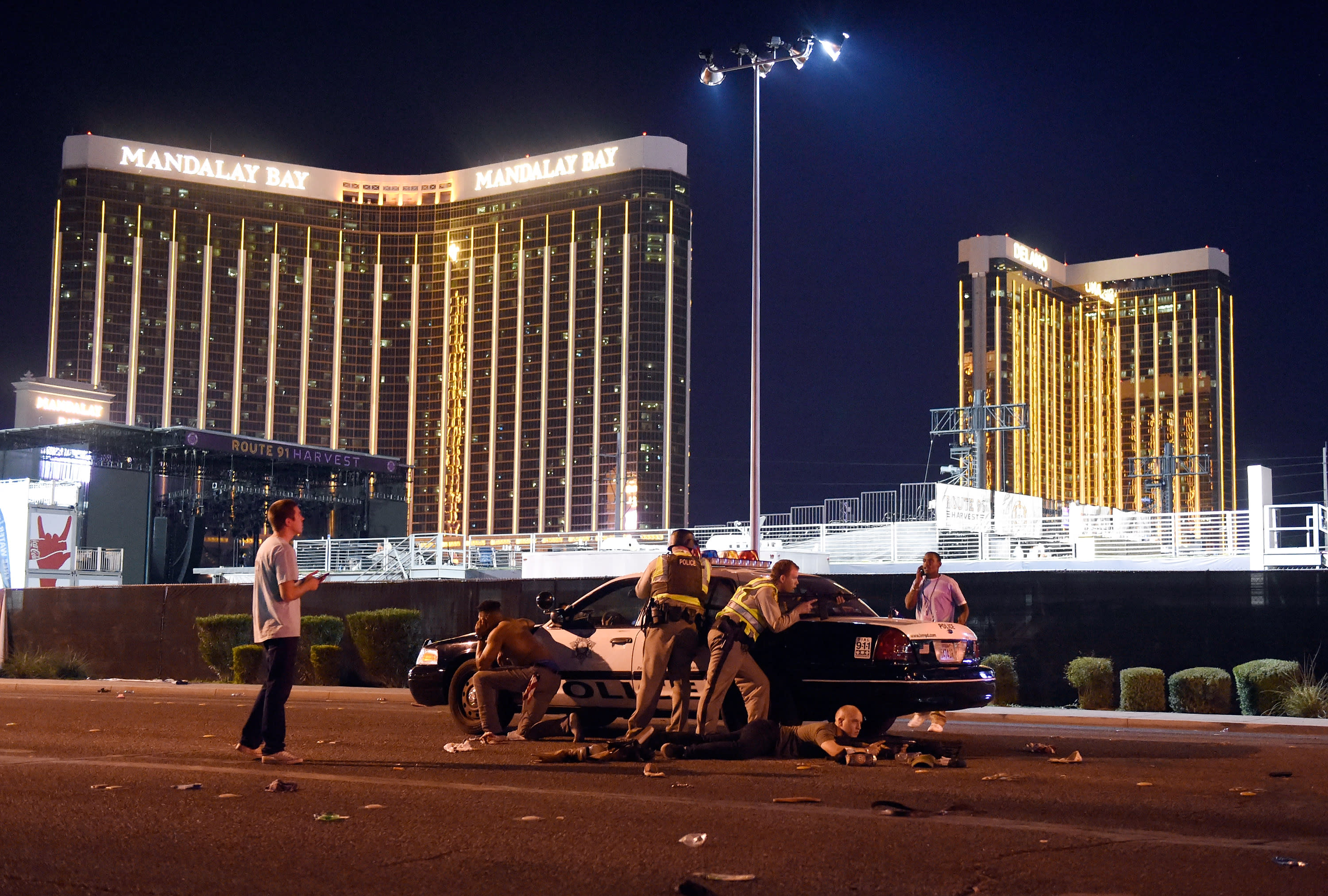Las Vegas police stand guard along the streets of Las Vegas after a mass shooting (DAVID BECKER / GETTY IMAGES / AFP)