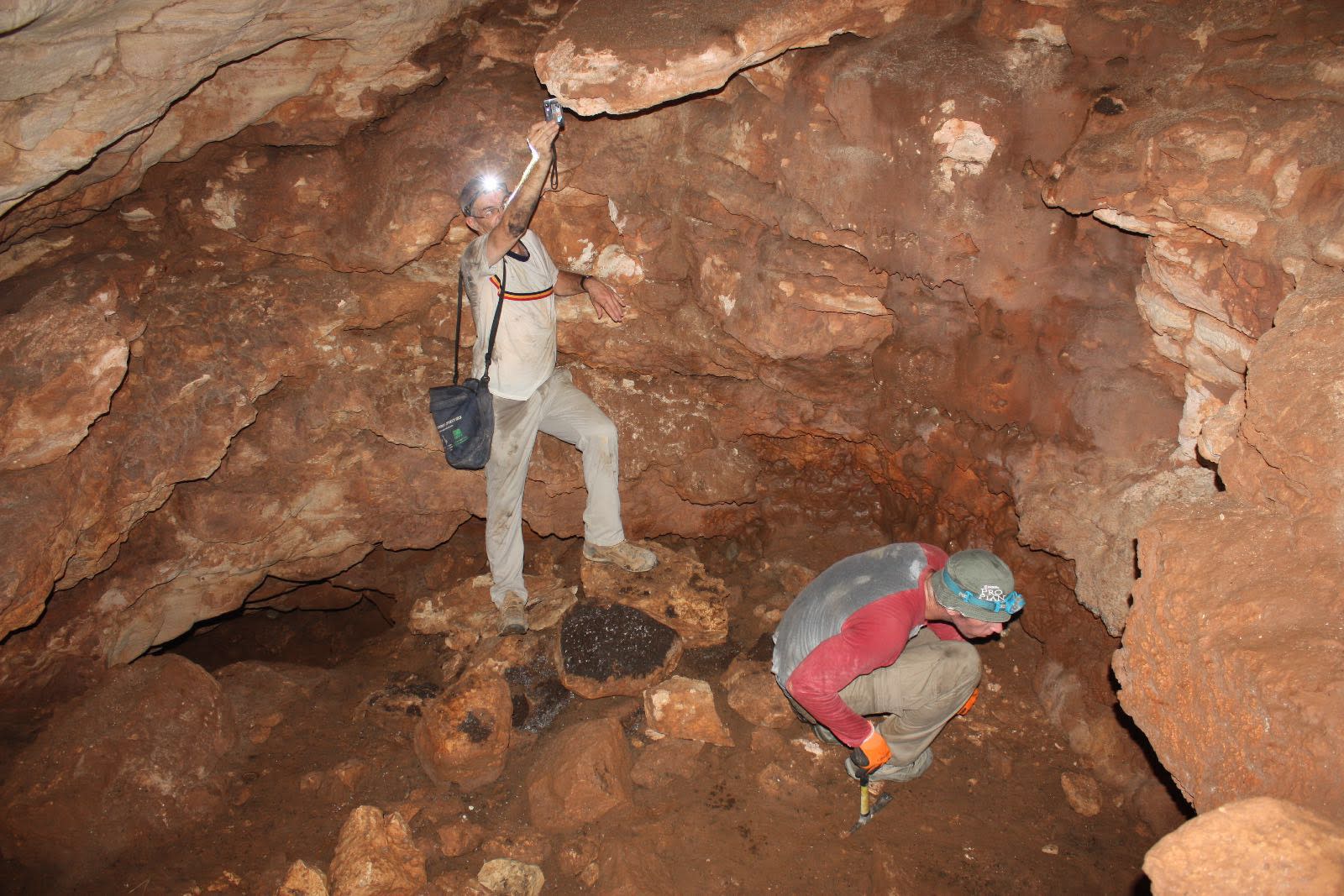 Archeological teams in the Qibya cave 30 kilometers northwest of Ramallah as part of the "Southern Samaria Survey" project. (COGAT SPOKESMAN)