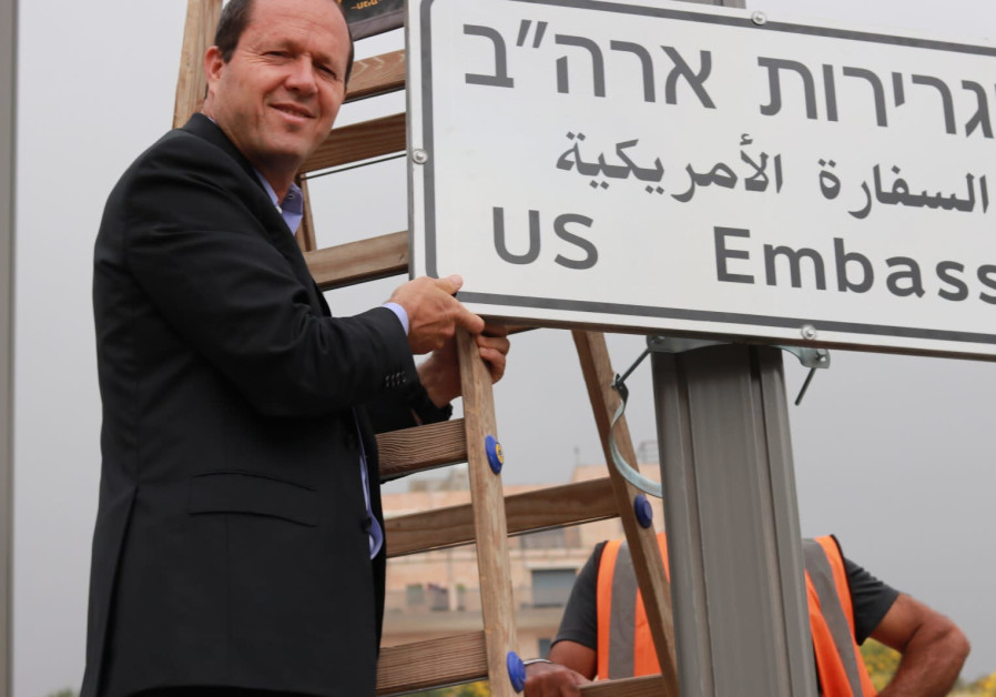 Jerusalem Mayor Nir Barkat installs a road sign directing to the US embassy, in the area of the U.S. consulate in Jerusalem, May 7, 2018 (JERUSALEM MUNICIPALITY)