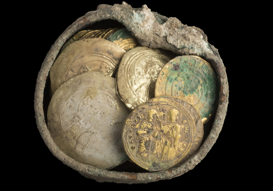 Cache of gold coins and 900-year-old gold earring found in Caesarea. (photo credit: Clara Amit Israeli Antiquities Authority)