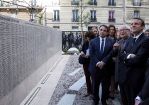 French President Emmanuel Macron (R) listens to Serge Klarsfeld, a French historian, lawyer and Holo