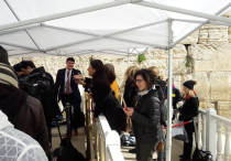 The Israeli press gathering at the Kotel moments before US Vice President Pence arrives.