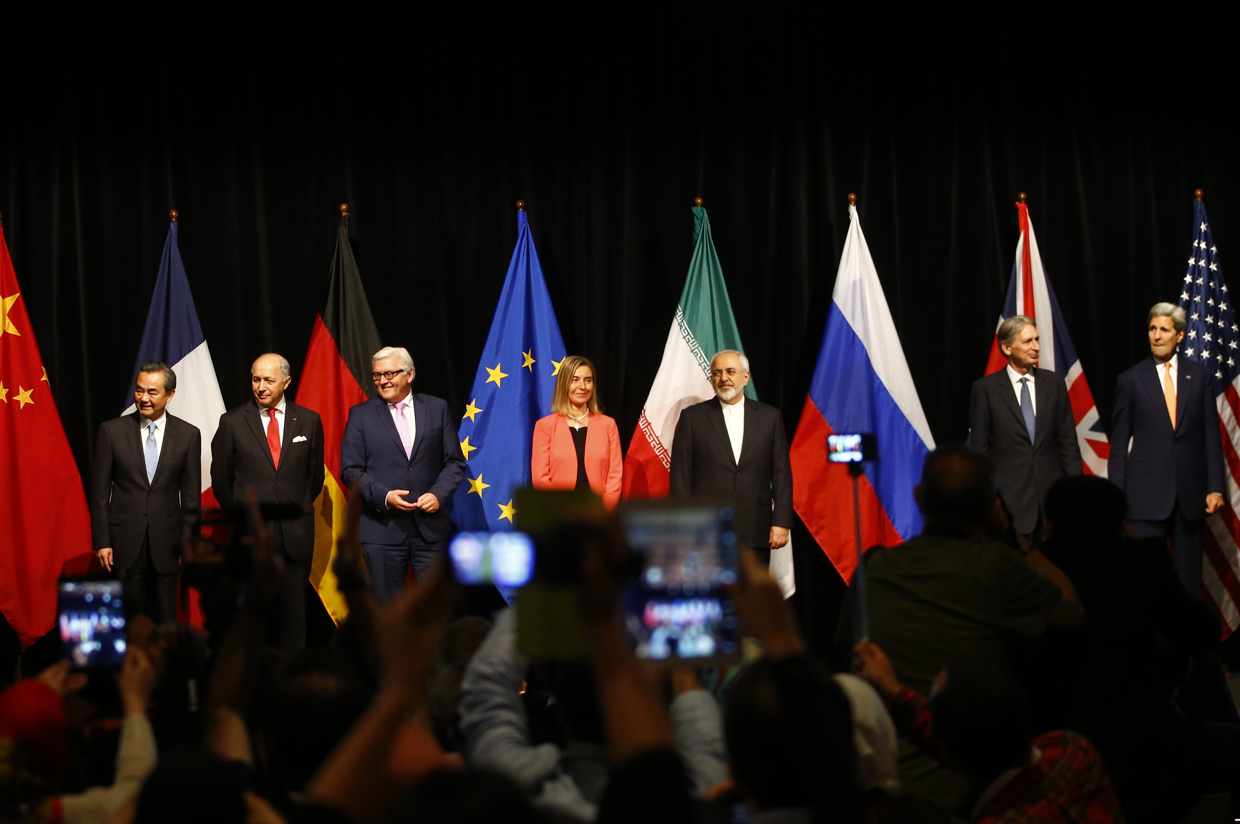 Representatives pose after Iran and six major world powers reached a nuclear deal, capping more than a decade of on-off negotiations, July 14, 2015 (Reuters)