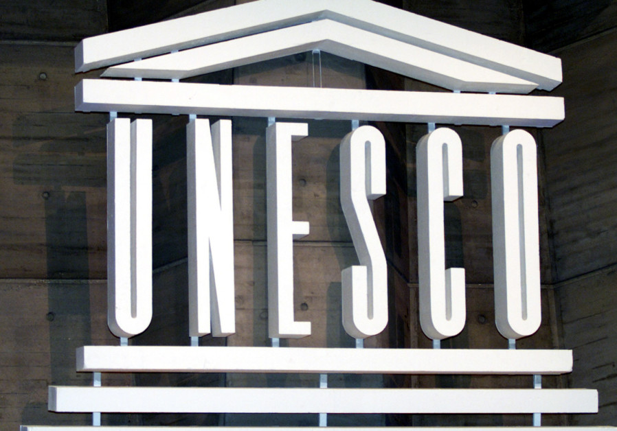 O logo da UNESCO é visto dentro do quartel general de Paris. (foto:MAL LANGSDON/REUTERS)