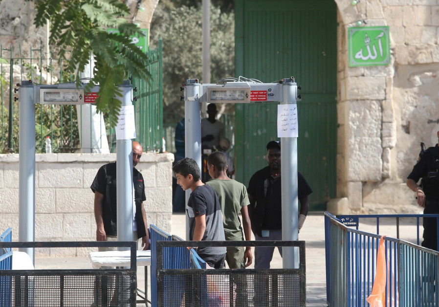 Security Cabinet decides to remove metal detectors from Temple Mount