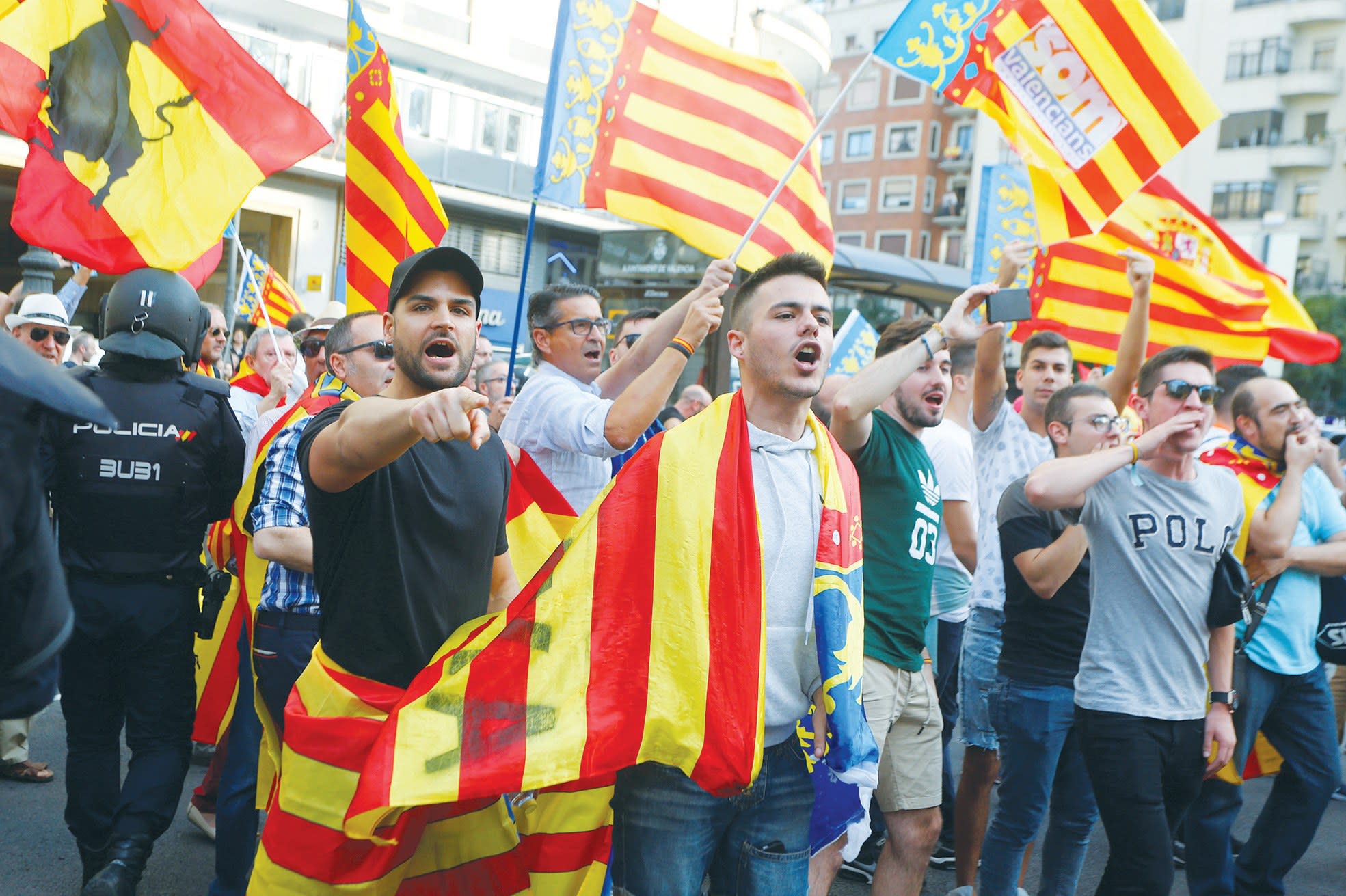 RIGHT-WING protesters wave Spanish and Valencian flags / REUTERS 