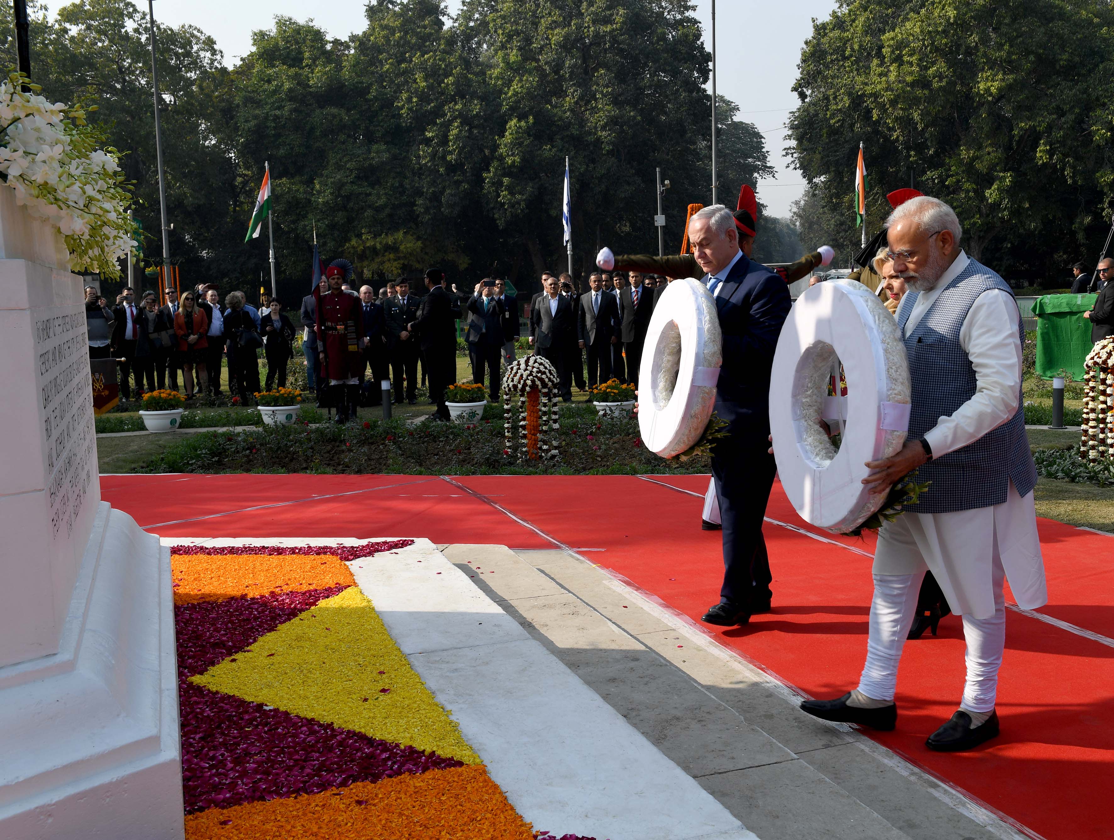 Prime Minister Benjamin Netanyahu with Indian Prime Minister Narendra Modi at a World War I memorial for Indian soldiers killed in the battle for Haifa, January 14, 2018. (AVI OHAYON - GPO)