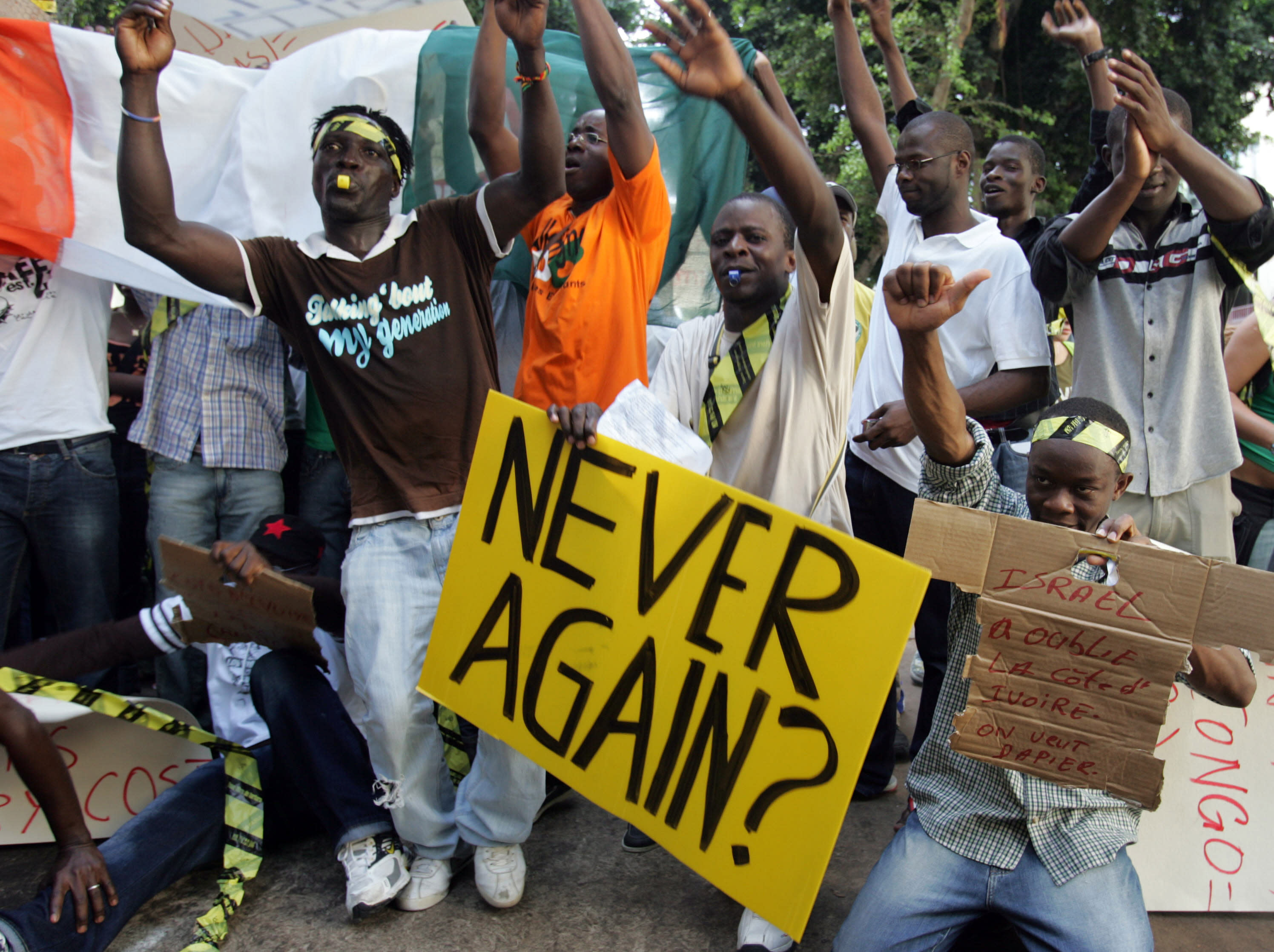 African refugees hold up placades during a demonstatration on the streets of Tel Aviv, Israel (JACK GUEZ / AFP)