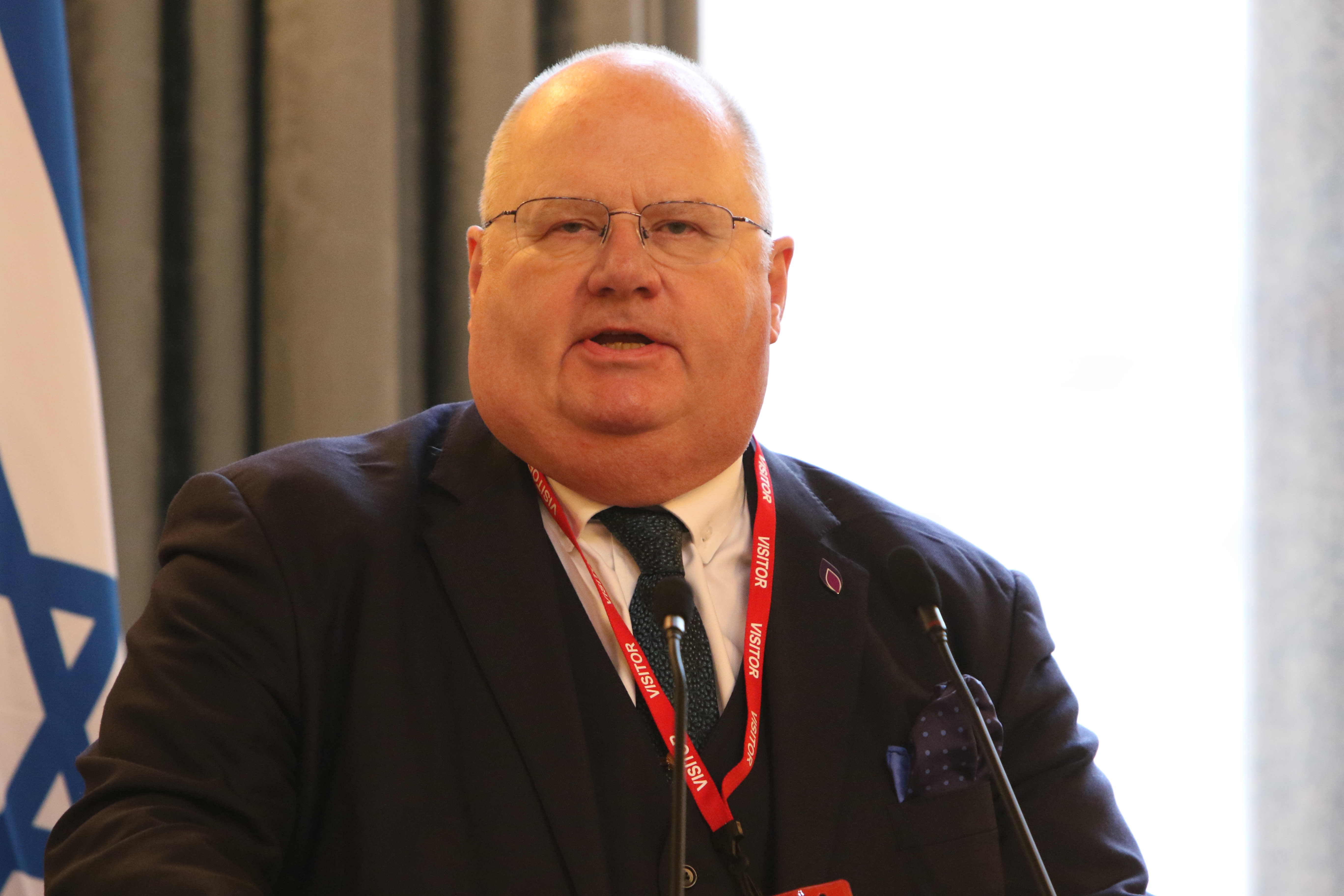Sir Eric Pickles, Special Envoy for Post-Holocaust issues speaking at the Commemoration of Holocaust Memorial Day event, January 23, 2018 (FOREIGN AND COMMONWEALTH OFFICE / WIKIMEDIA COMMONS).