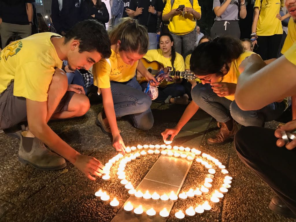 Hundreds of teenagers gathering in circles Tel Aviv's Rabin Square, in memory of those killed in the Tzafit canyon flood disaster. (AVSHALOM SASSONI/MAARIV)