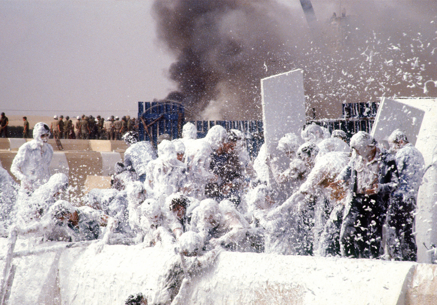 YAMIT RESIDENTS clash with IDF soldiers during the evacuation of the city in 1982, as part of the Egyptian-Israeli peace treaty. (David Rubinger)