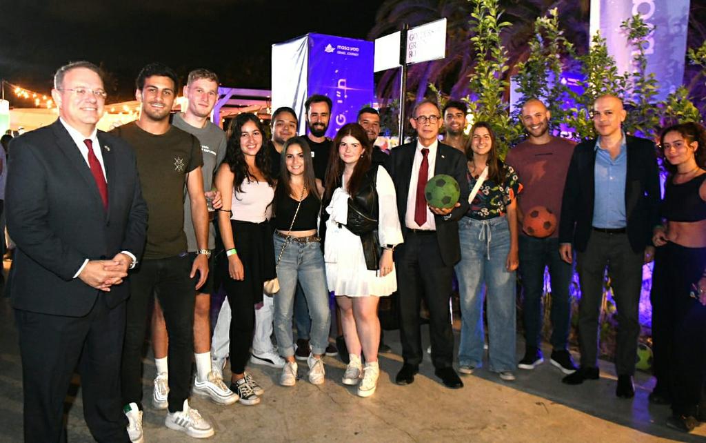 Masa participants with the organization's CEO, the Diaspora Affairs minister and the chairman of the World Zionist Organization (Credit: Masa Israel Journey)