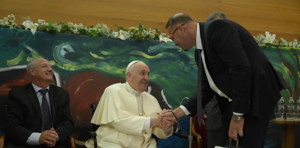 Ygdal Ach, President & CEO of Y.A. Maof shaking hands with Pope Francis (Credit: Scholas Occurrentes)