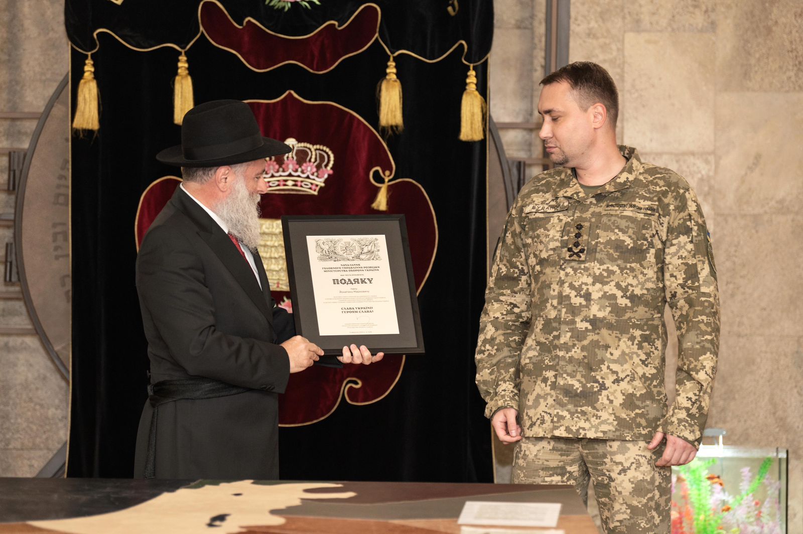 Chief of Amman and adviser to the president Kirill Bodnov presents a special certificate of honor to Rabbi Markovich (Credit: Courtesy of Artur Kozlov)