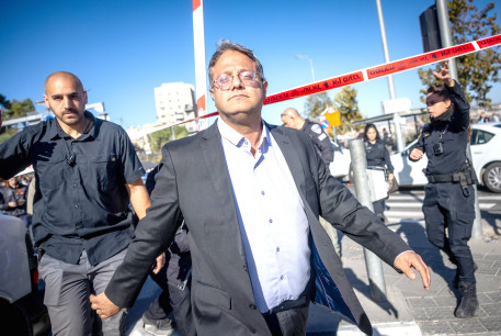  HEAD OF THE Otzma Yehudit party MK Itamar Ben-Gvir arrives at the scene of Wednesday’s bombing at the exit to Jerusalem