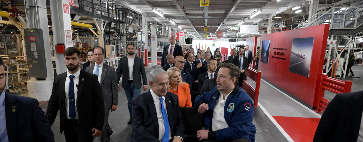  Prime Minister Netanyahu and his wife Sarah are accompanied by Elon Musk on a tour of the Tesla factory on September 18, 2023. 