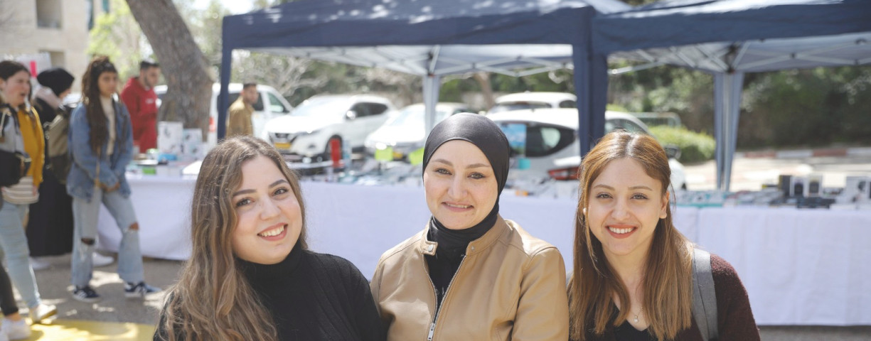  UNIVERSITY OF HAIFA Arab Israeli students take time out on campus.