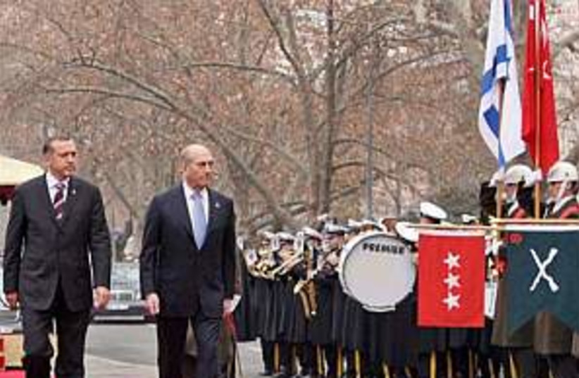 olmert with erdogan in t (photo credit: AP)