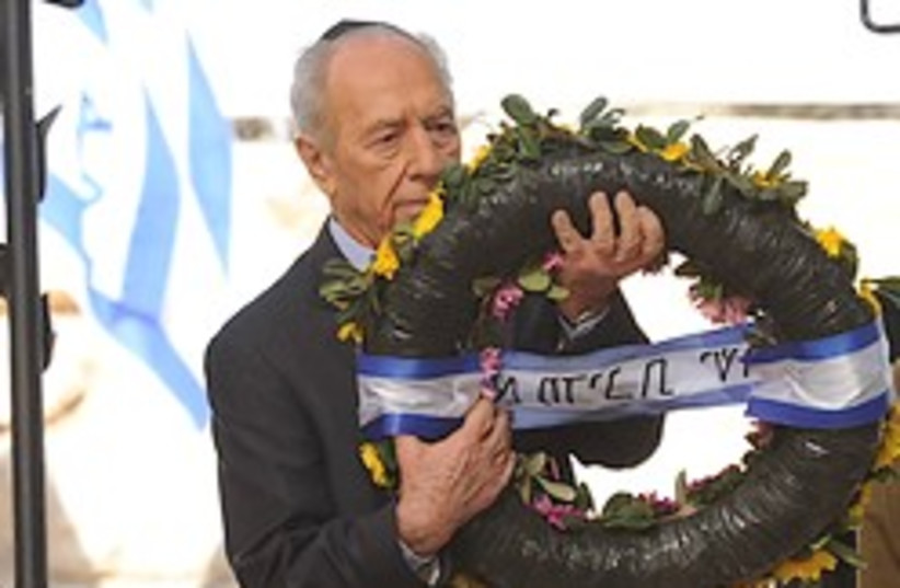 Peres lays wreath at Ben-Gurion grave 24 (photo credit: )
