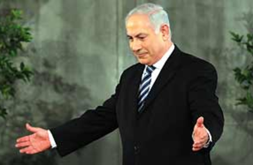 Netanyahu spreads arms 311 (photo credit: Ariel Jerozolimski)