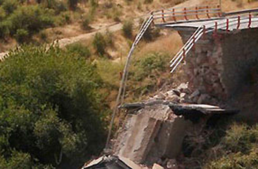 chile quake collapsed bridge 311 (photo credit: AP)