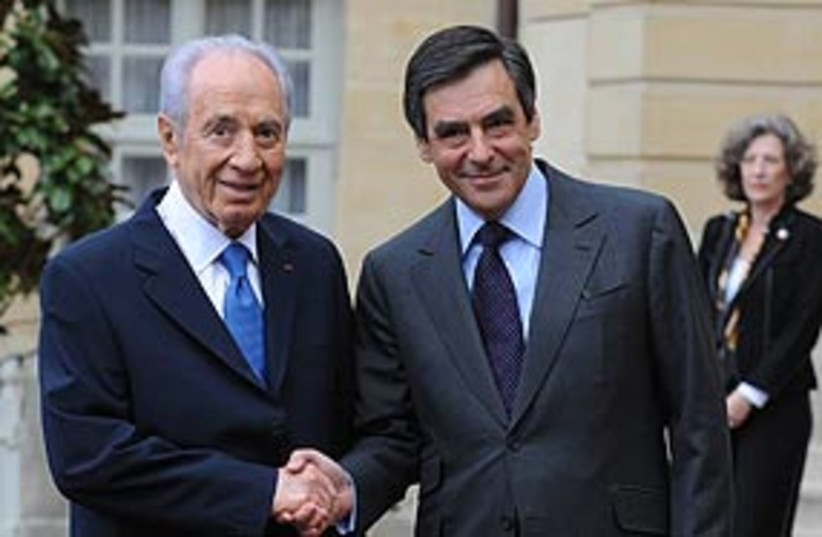 Peres Fillon 311 (photo credit: Amos Ben Gershom / GPO 				)