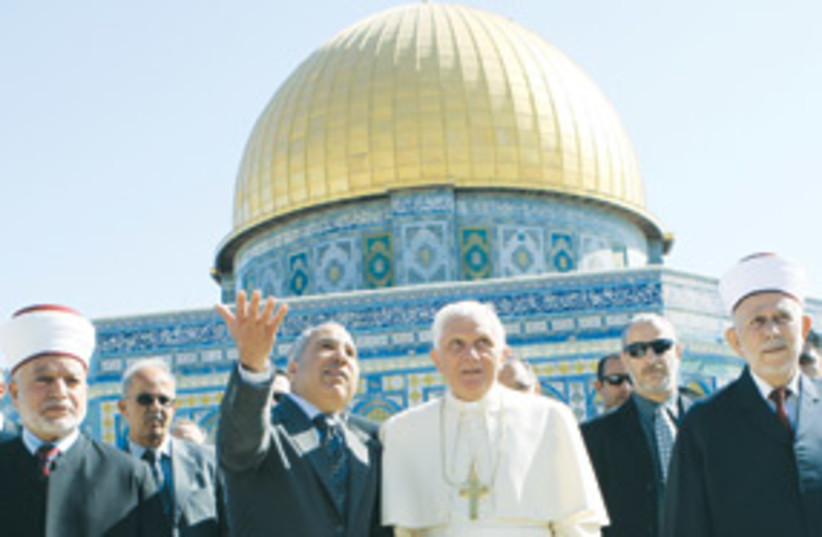 pope at temple mount 311 (photo credit: Ziv Goren/GPO/MCT)