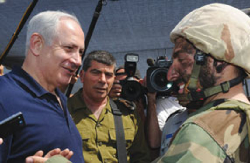 Netanyahu visits Army base (photo credit: GPO)