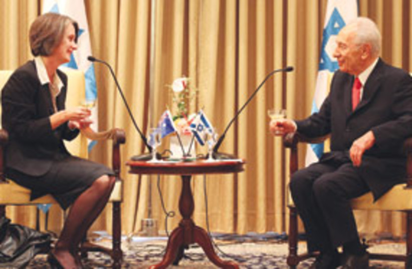Andrea Faulkner and Shimon Peres 311 (photo credit: Matanya Tausig/Jinipix)