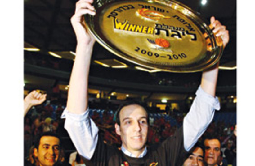 Oded Katash with trophy 311 (photo credit: BSL website)