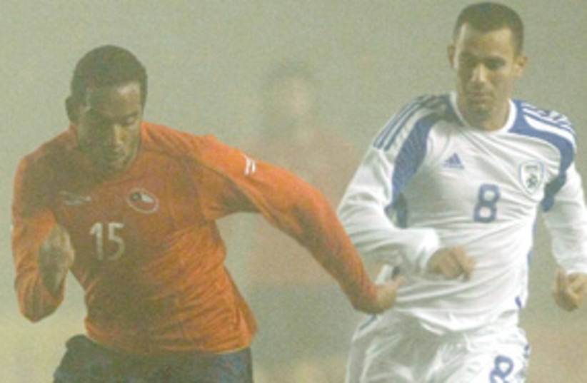 Foggy Israeli soccer game 311 (photo credit: AP)