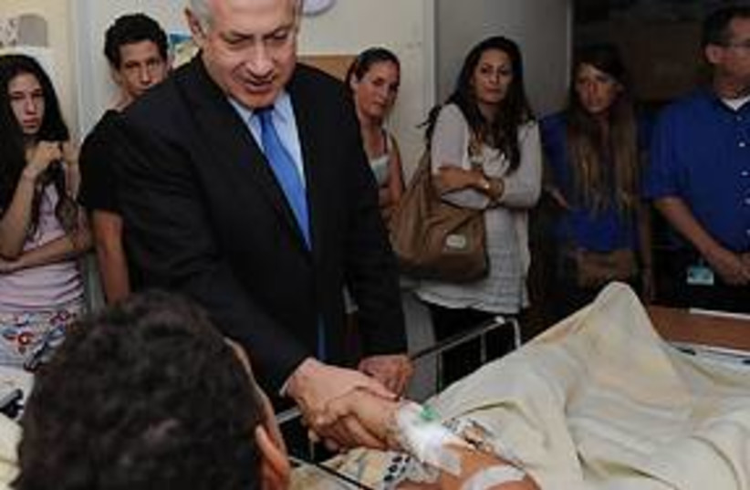 netanyahu visits troops 311 (photo credit: Amos Ben Gershom)