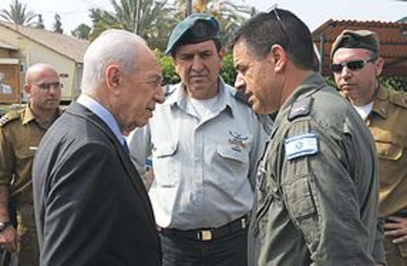Peres at Tel Nof (photo credit: Moshe Milner/GPO)