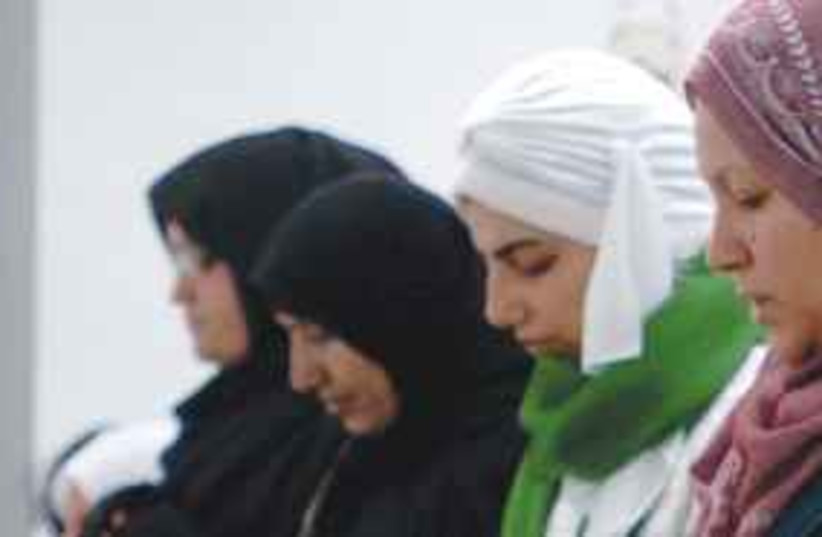 Arab women praying311 (photo credit: Illustrative photo: Colorado Springs Gazette/MCT)