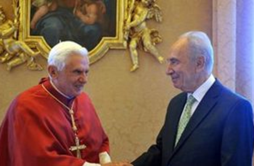 Peres Pope Vatican 311 (photo credit: L'OSSERVATORE ROMANO)
