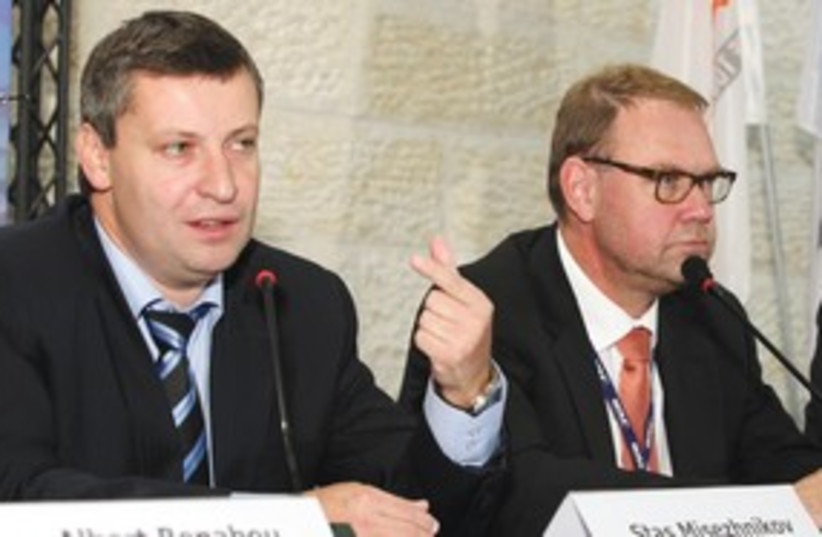 Stas Meseznikov and Aart De Geus OECD 311 (photo credit: Sasson Tiram)