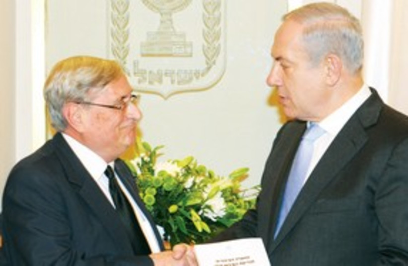 Netanyahu with Turkel 311 (photo credit: Moshe Milner/GPO)