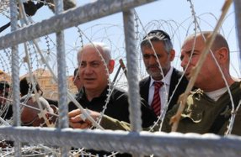 PM Netanyahu at Egyptian border fence 311 (photo credit: Avi Ohayon / GPO)