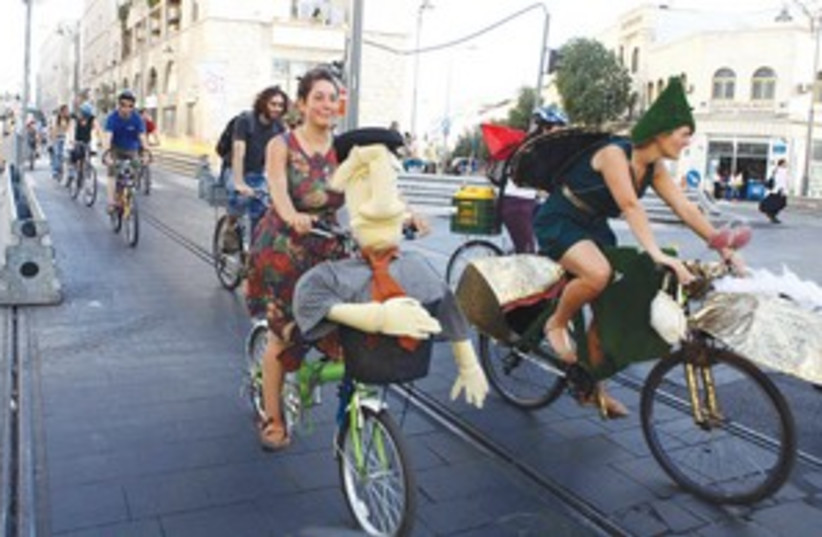 cyclists in Jerusalem (photo credit: Abir Sultan)