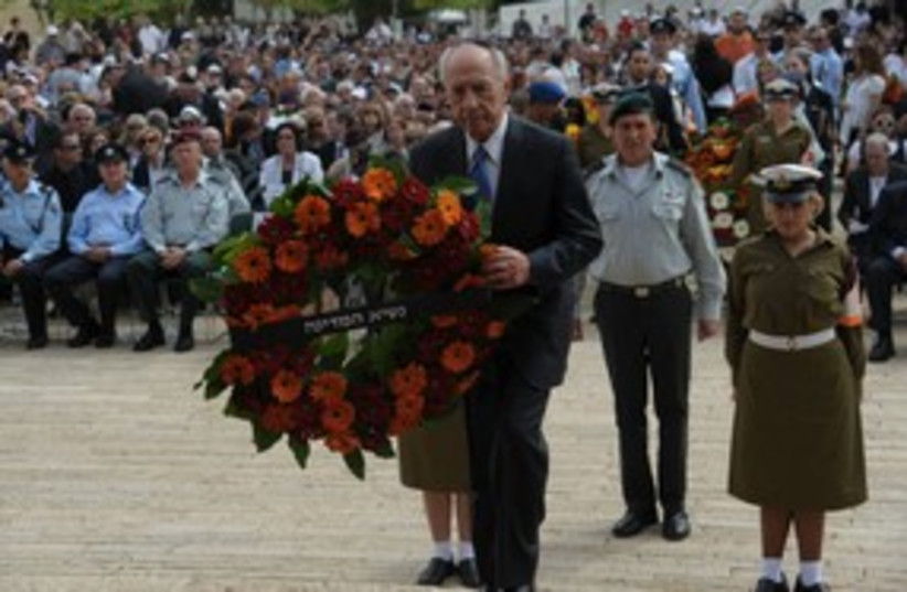Peres Wreath Ceremony 311 (photo credit: Amos Ben-Gershom/GPO)