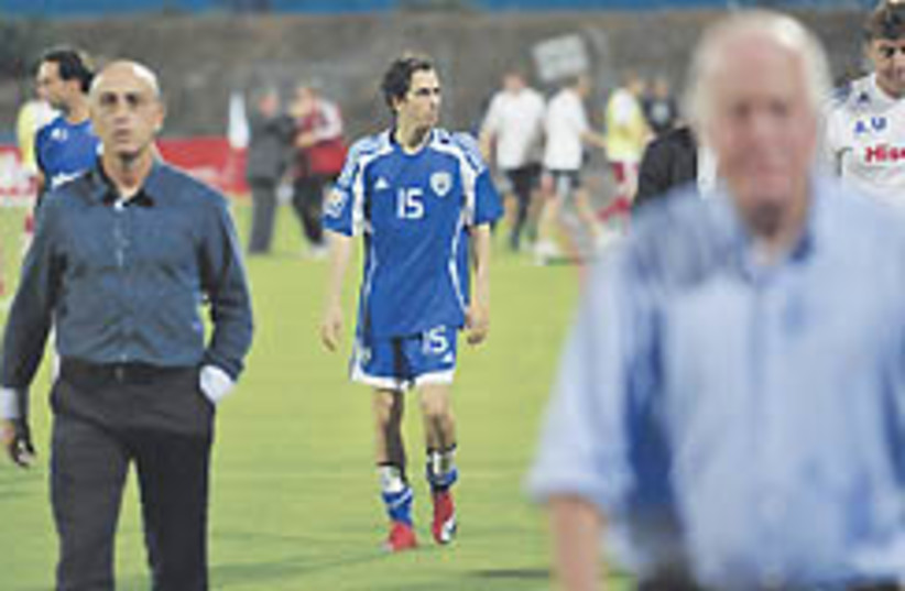 Benayoun leaves the pitch Saturday alongside coach (photo credit: Photo: Asaf Kliger)
