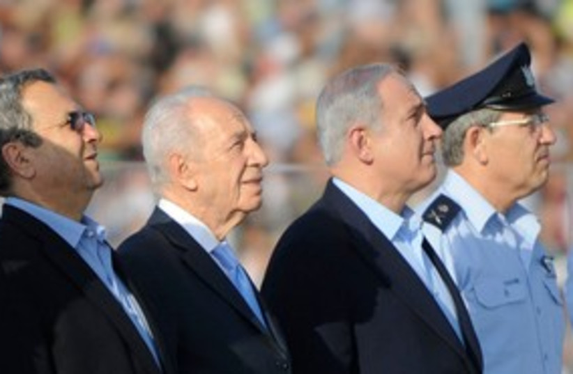 Peres, Netanyahu at IAF ceremony 311 (photo credit: IDF Spokesperson)