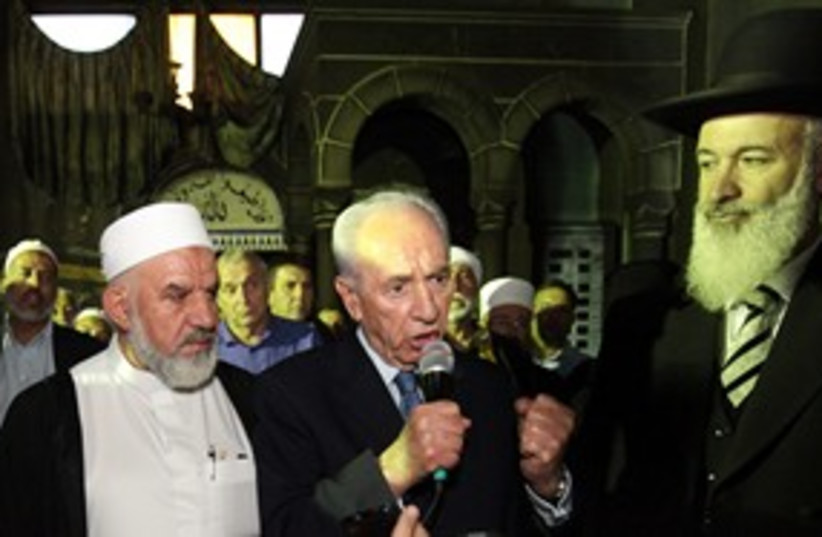 Peres at Tuba Zangria 311 (photo credit: Amos Ben-Gershom/GPO)
