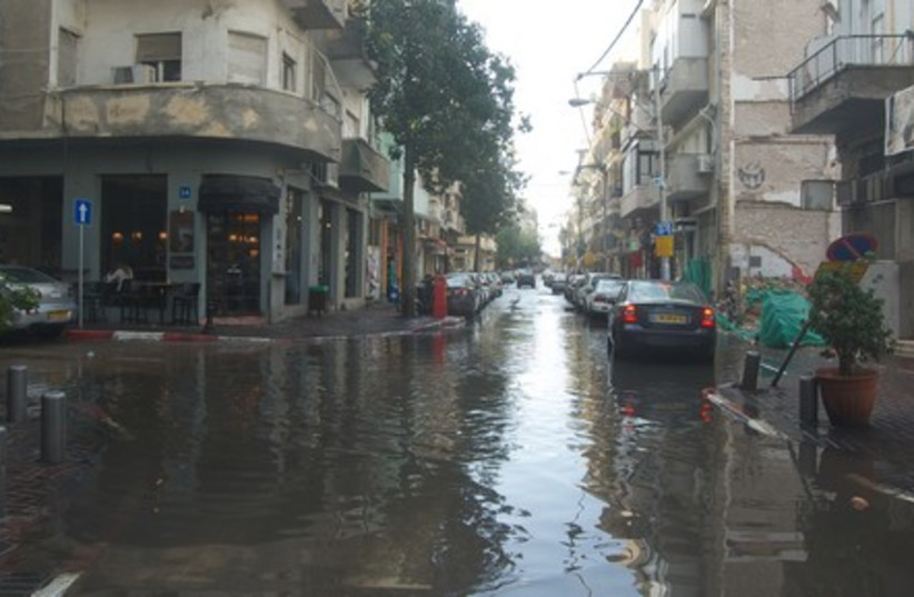 Rain in Tel Aviv 480 (photo credit: JOANNA PARASZCZUK)