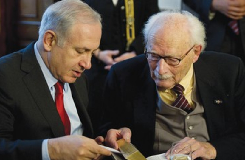 Binyamin Netanyahu talks to Johan van Hulst 390 R (photo credit: REUTERS)
