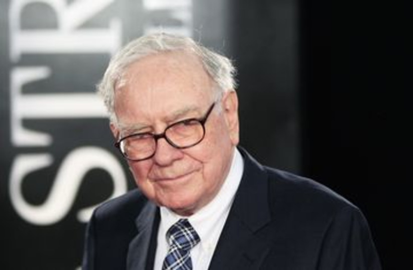 Warren Buffet 390 (R) (photo credit: Lucas Jackson / Reuters)