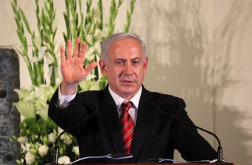 Netanyahu waves 370 (photo credit: Marc Israel Sellem)