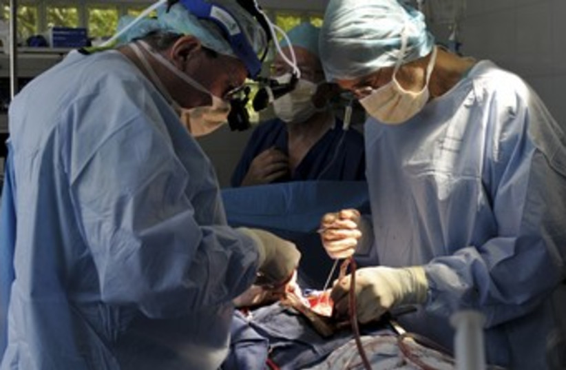 Doctors perform surgery (generic) R 370 (photo credit: REUTERS/Swoan Parker)