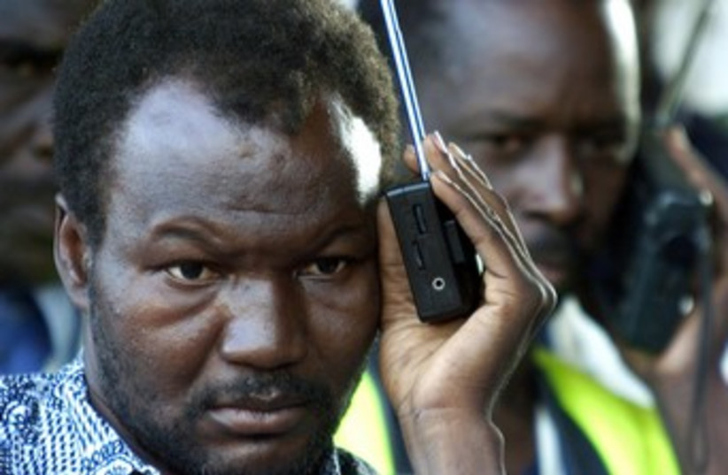 Malains listen to radio 370 (photo credit: REUTERS/Antony Njuguna)