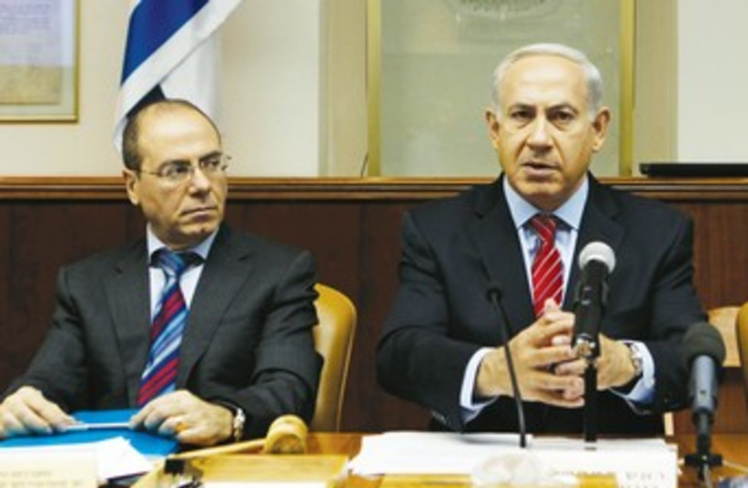 Silvan Shalom and Netanyahu 370 (photo credit: REUTERS)